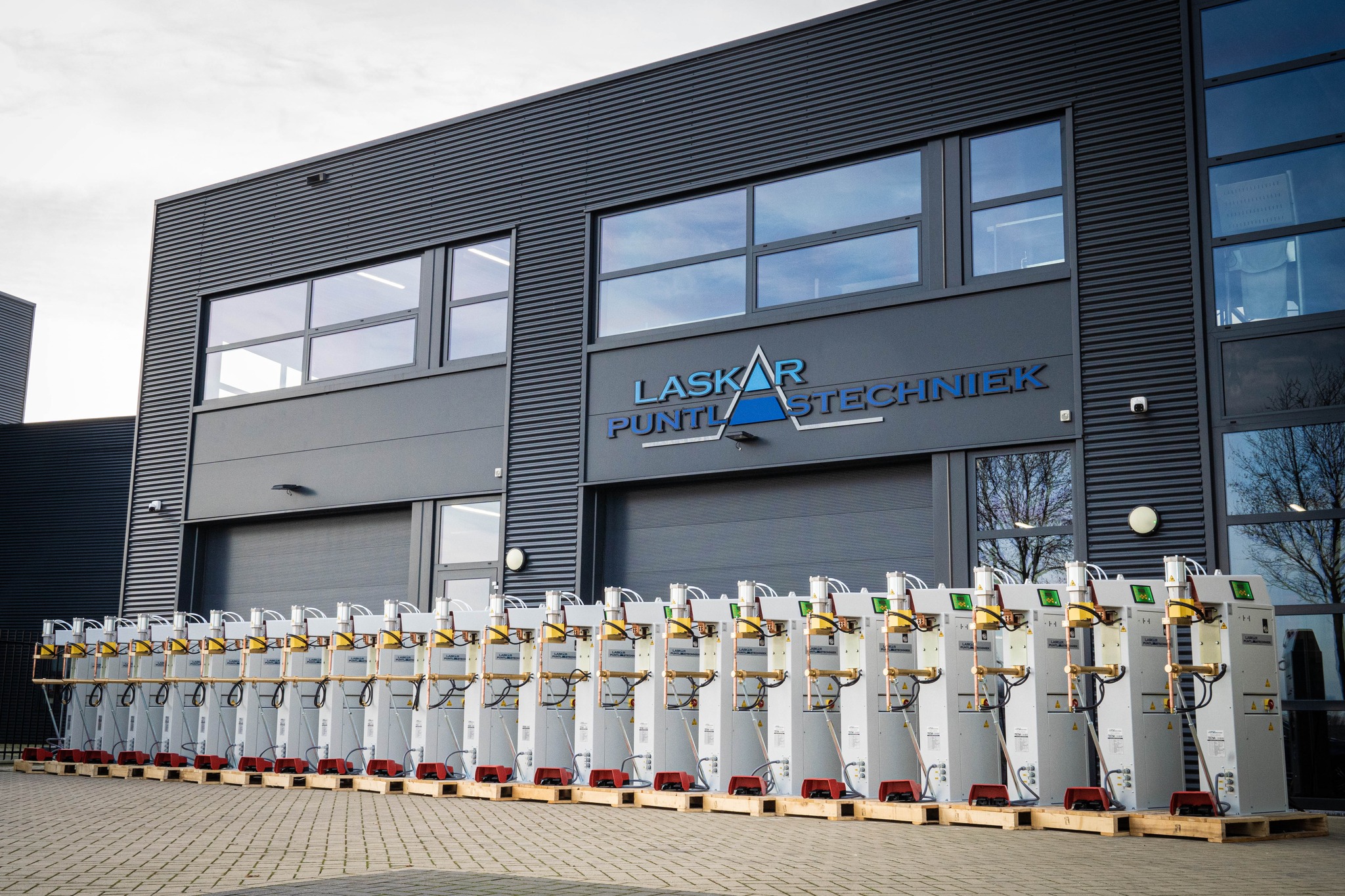 Onlangs opgeleverd 21(!) inverter puntlasmachines